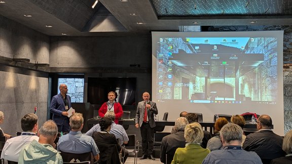 Bild von den Grußworten vom Generalsekretär Christoph von Ach (Euregio)