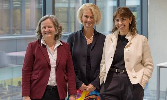 Auf dem Bild sieht man 3 Frauen,neben Ruth Breu, die Rektorin der Universität Innsbruck und noch eine weitere Preisträgerin