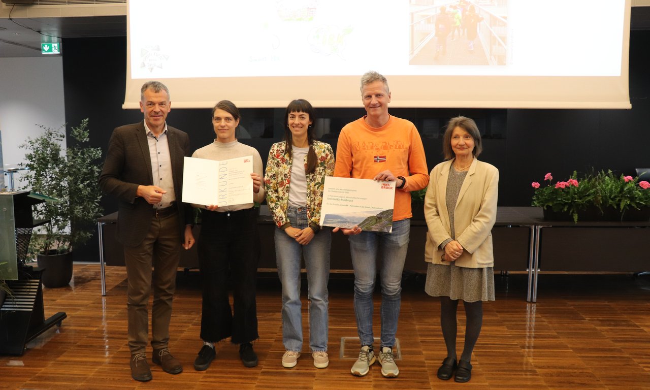 Gruppe der Projektbeteiligten mit den Urkunden