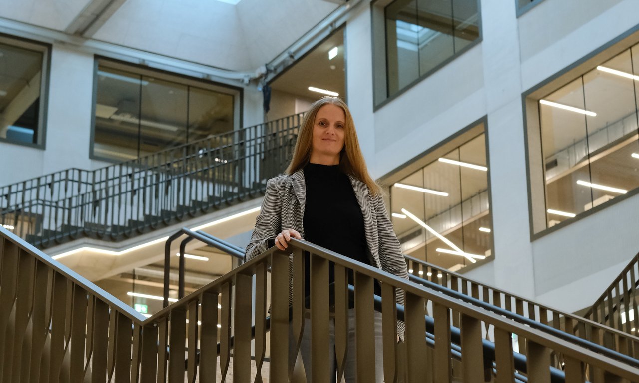 Eine Frau steht auf den Stufen im Ágnes-Heller-Haus.