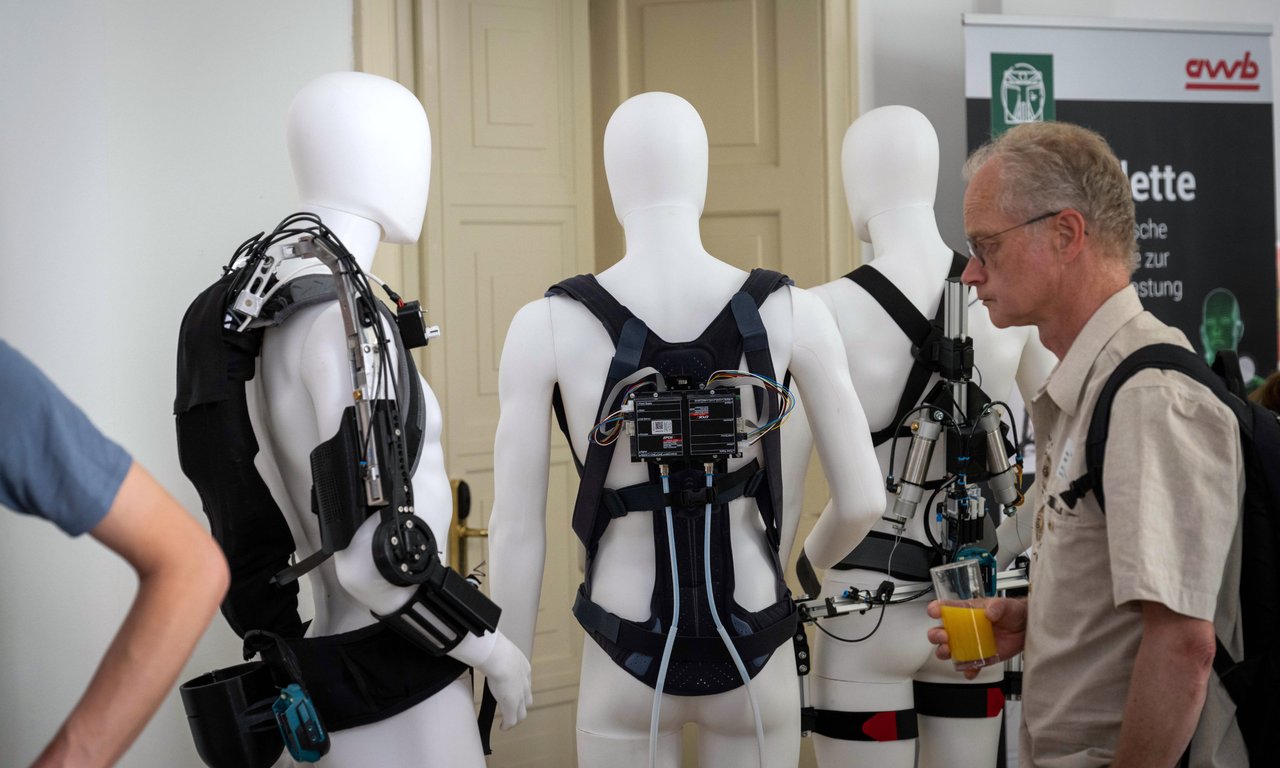 Drei Schaufensterpuppen mit Exoskeletten