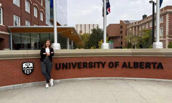 Frau beim Haupteingang der Uni