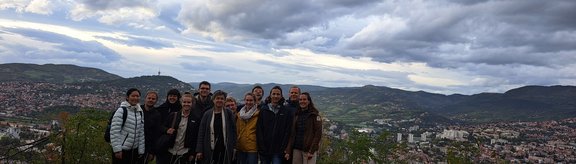 Blick von den ehemaligen Schützengräben auf die Stadt Sarajevo, Studentische Exkursion, 2022