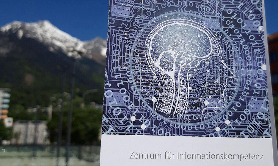 Symbolbild für das Schulungsprogramm im Sommersemester, zeigt einen Folder des Zentrums für Informationskompetenz