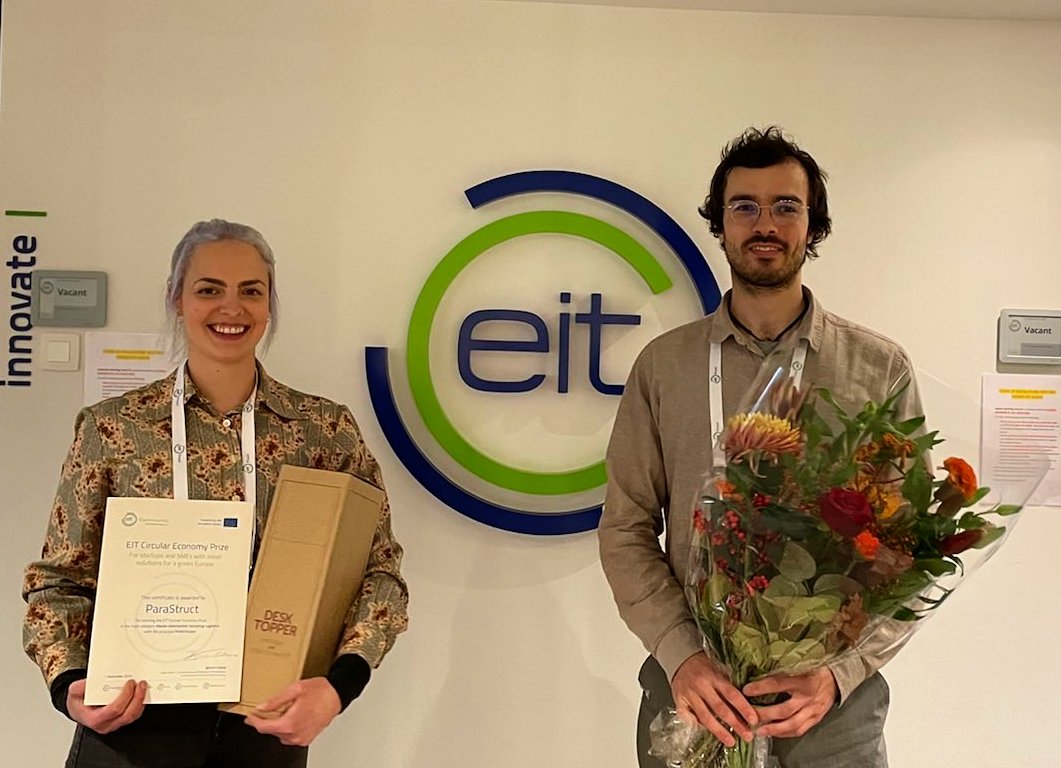 Dr. Freia Ruegenberg und Kilian Rießbeck bei der Preisverleihung in Brüssel