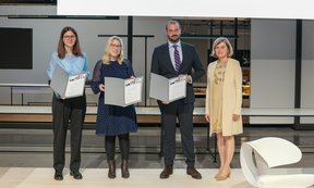 Landesrätin Barbara Schöbi-Fink mit den drei Preisträger:innen