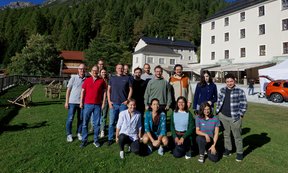Gruppenfoto, Berg Serles im Hintergrund
