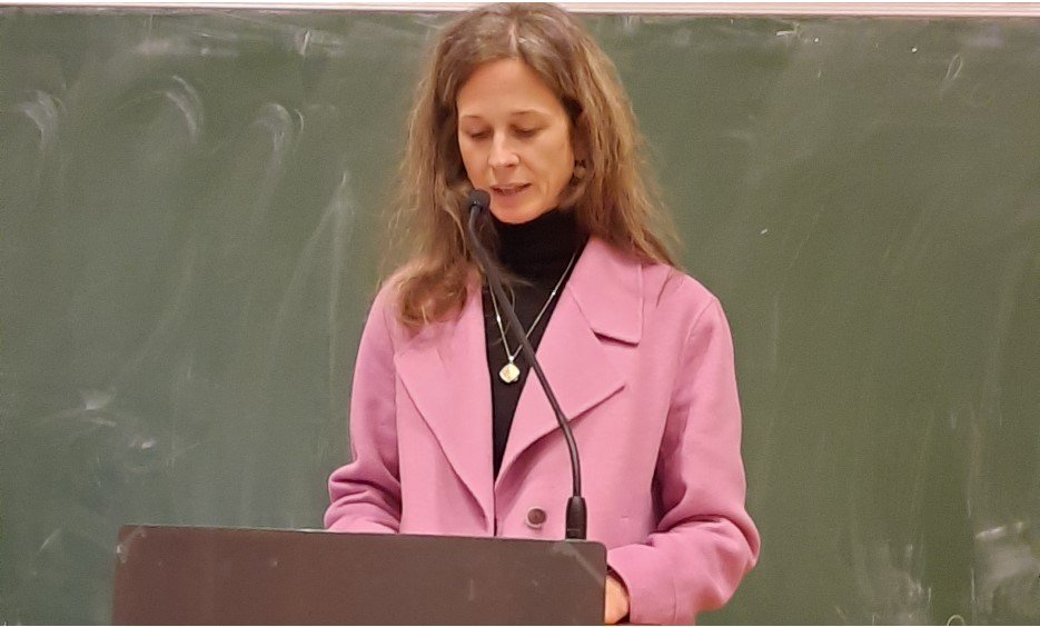 Petra Steinmair-Pösel hält die 7. Herlinde-Pissarek-Hudelist-Vorlesung