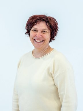 Zu sehen ist ein Portrait von Claudia Hubert, sie lächelt.