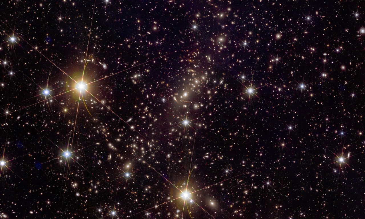 Blick ins Universum mit vielen Galaxienhausen
