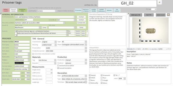 Screenshot der Projektdatenbank mit Informationen zu einer Mauthausen-Marke, die in der ehemaligen NS-Euthanasieanstalt Schloss Hartheim gefunden wurde.