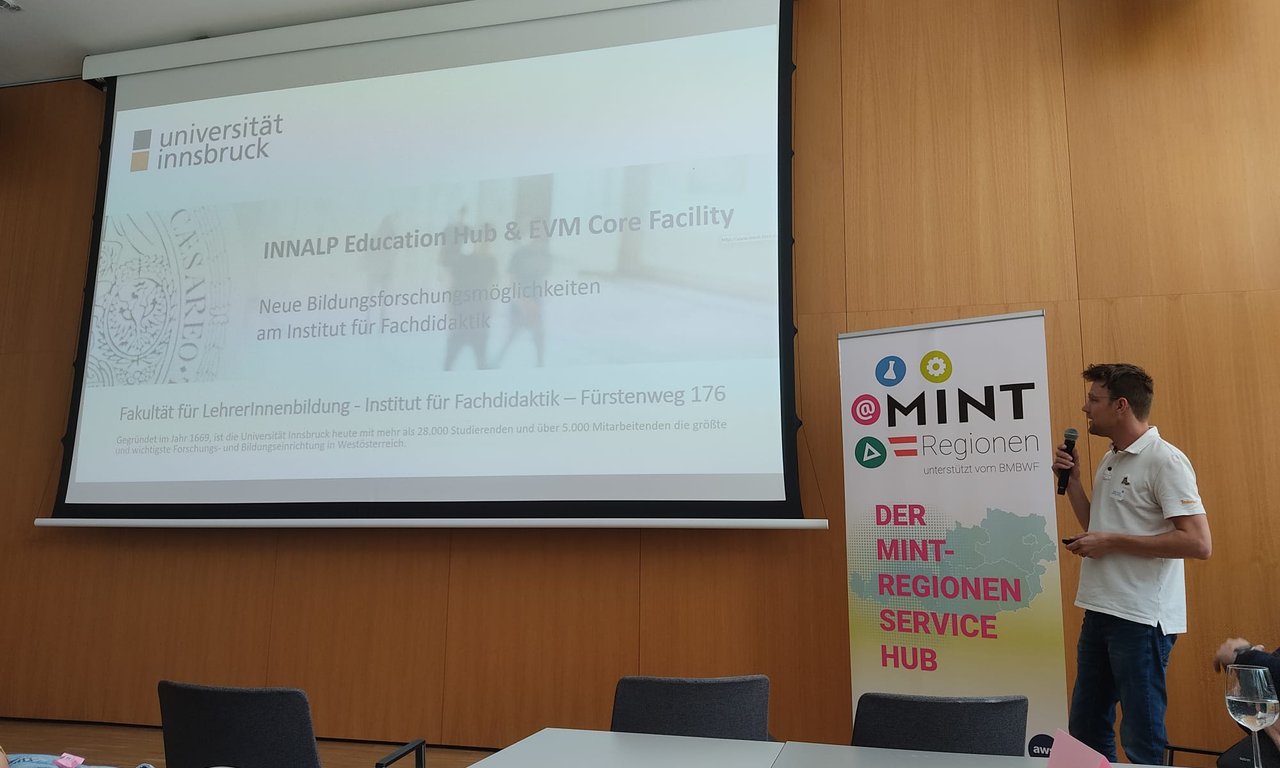Alexander Lichius bei der Vorstellung des INNAPL Education Hub und der Core Facility