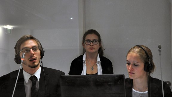 Studierende des Masterstudiengangs Konferenzdolmetschen übertrugen alle Vorträge in die am Institut gelehrten Sprachen. Hier im Bild von links nach rechts Gabriel Schmalzl, Maria Theresia Breitenberger und Monika Linert in der französischen Kabine.