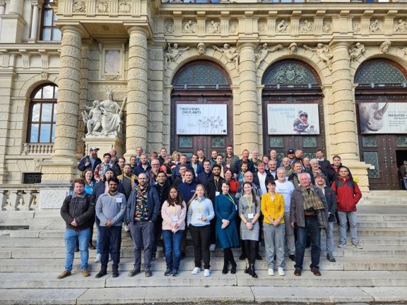 Gruppenfoto der Konferenzteilnehmer:innen vor dem NHM Wien