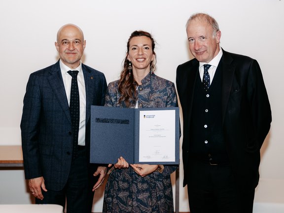 Federica Malfatti mit Urkunde