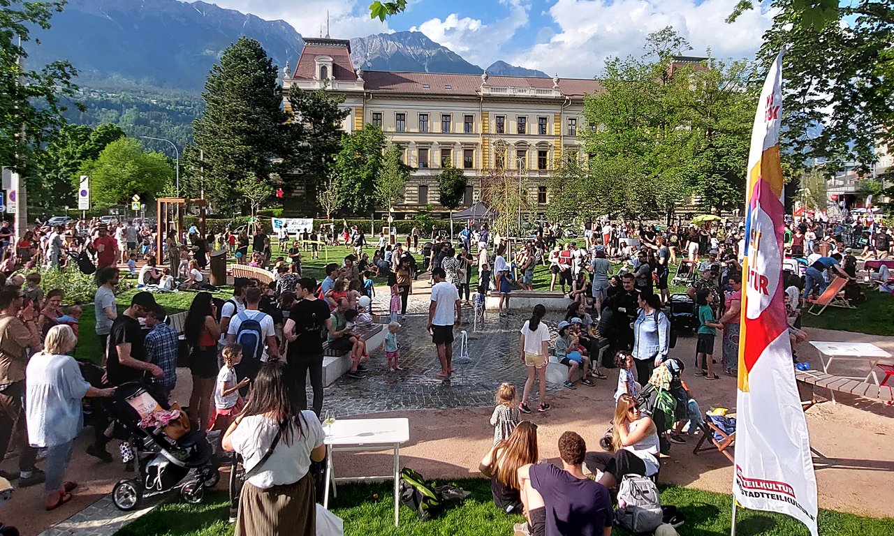 Menschen am neuen Messepark