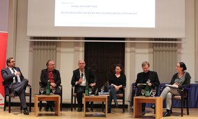 Clemens Pig, Hermann Petz, Georg Laich (Moderation), Nina Horaczek, Anthony Loewstedt und Agnieszka Szymanska (v. links nach rechts) diskutierten am Podium angeregt über die Zukunft der Mediendiversität.