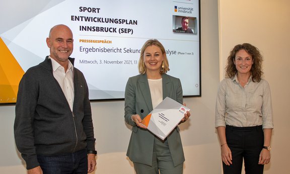 Sportstadträtin Elisabeth Mayr, Sportamtsleiter Romuald Niescher, Sabrina Scheiber
