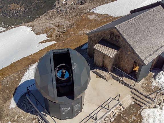 Drohnenaufnahme der von Bodenstation und benachbarter Hütte