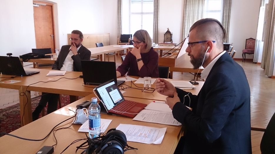 Referent H. Schumacher, Moderatoren A. Findl-Ludescher u. H. Fleißner im Dekanatssitzungssaal (v.l.n.r.)