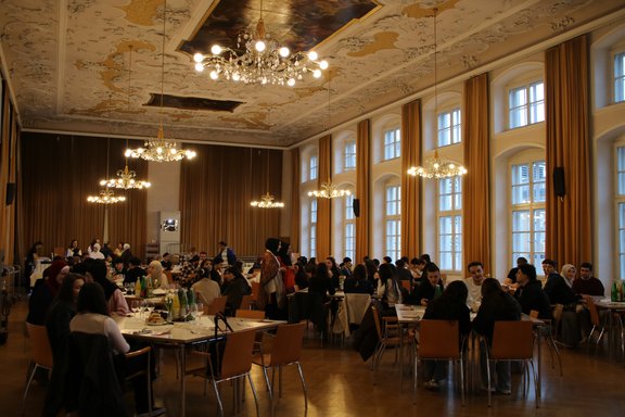 Iftar-Essen im Madonnensaal