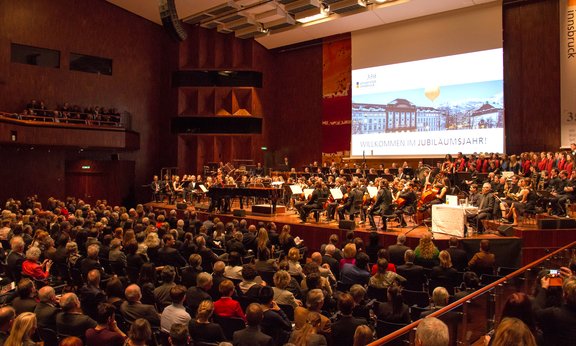 Das Jubiläumsjahr wurde mit einem Konzert der drei Universitätsensembles feierlich eröffnet.