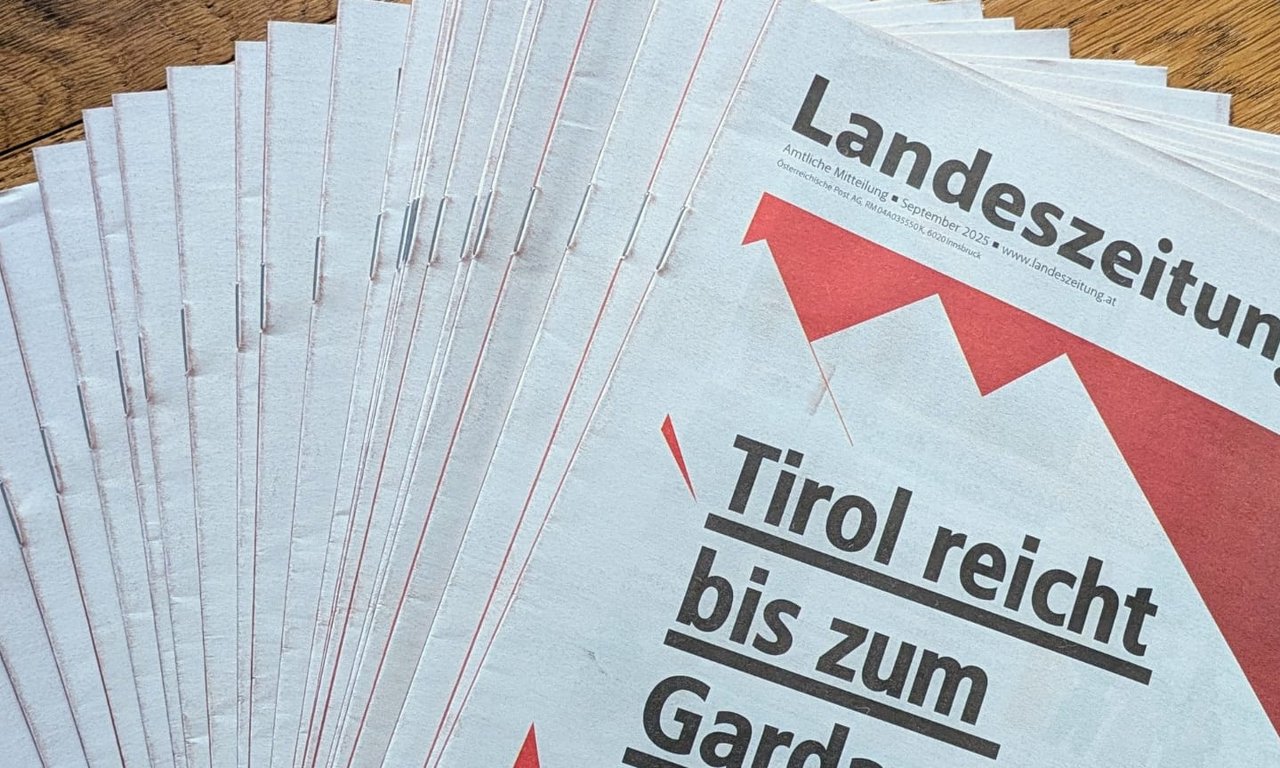 Mehrere Landeszeitungen des Landes Tirol liegen übereinander