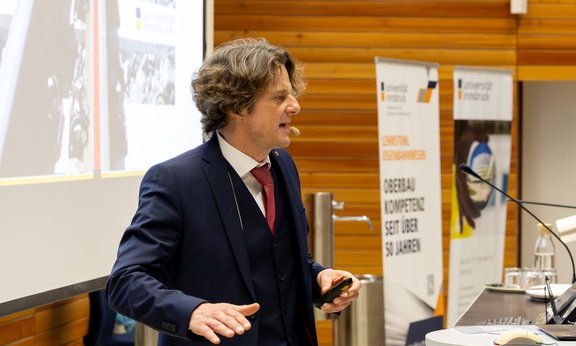 Harald Loy is speaking in his inaugural lecture.