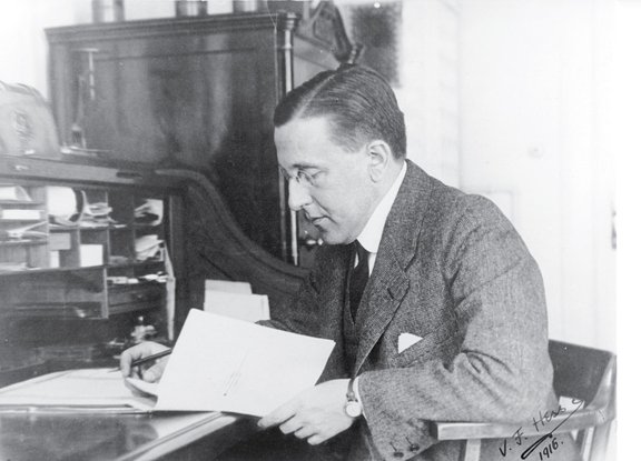 Victor F. Hess an seinem Schreibtisch im Wiener Radiuminstitut