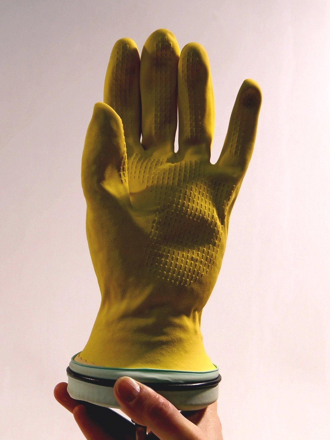 Gelber Handschuh Finger ausgestreckt