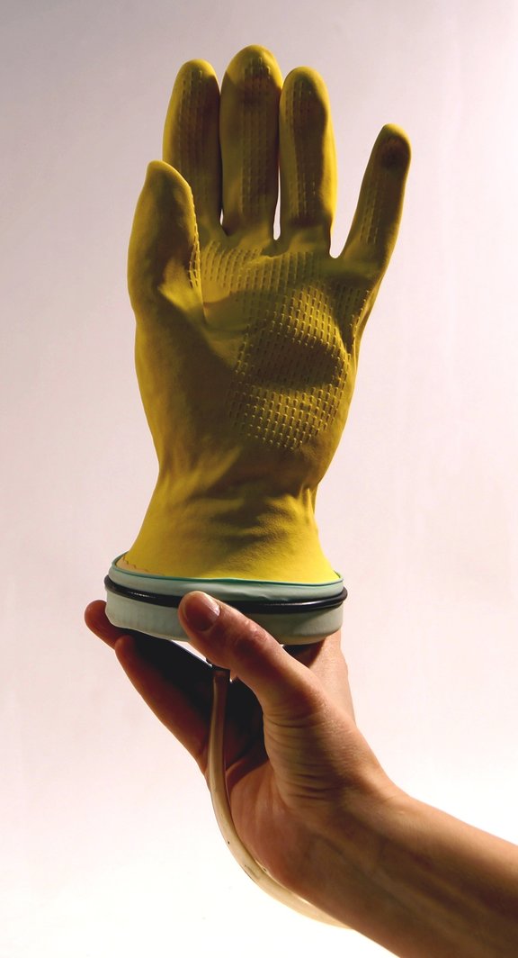 Gelber Handschuh Finger ausgestreckt