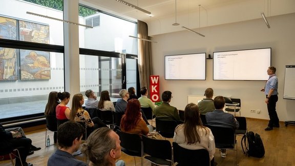 Blick in den Raum von hinten, während Adam Jatowt seinen Vortrag hält
