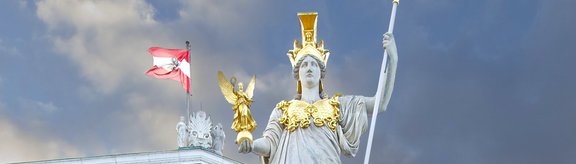 Der Brunnen vor der klassischen Säulenfassade des österreichischen Parlamentsgebäudes in Wien.