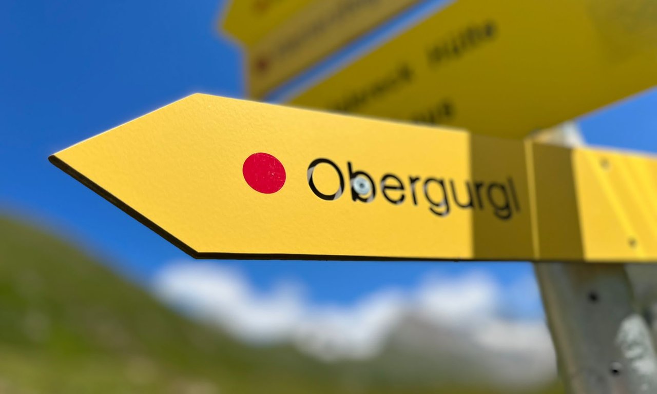 Symbolbild: Gelber Wander-Wegweiser nach Obergurgl