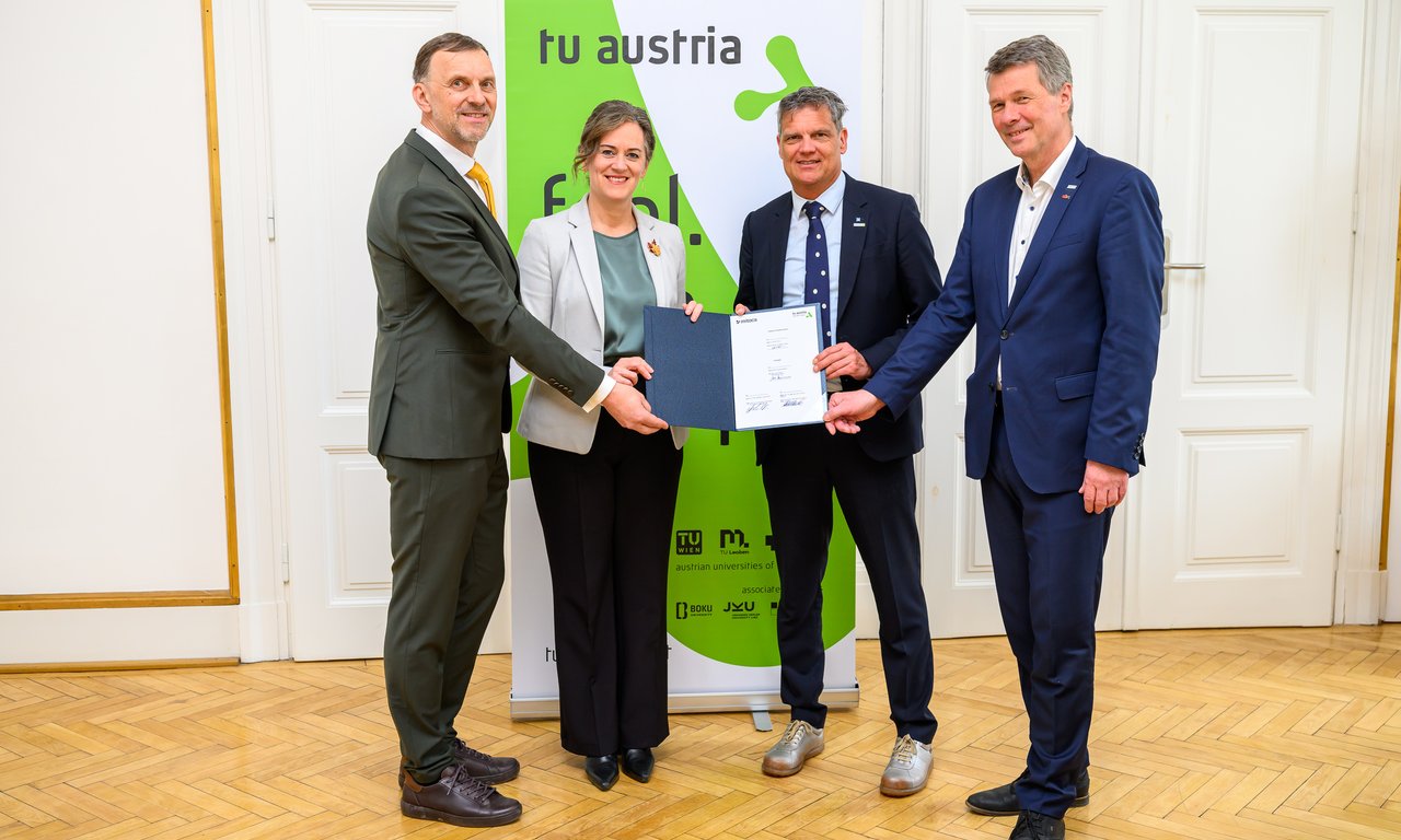 Drei Vertreter der TU Austria und die Botschafterin Kanadas unterzeichnen Abkommen.