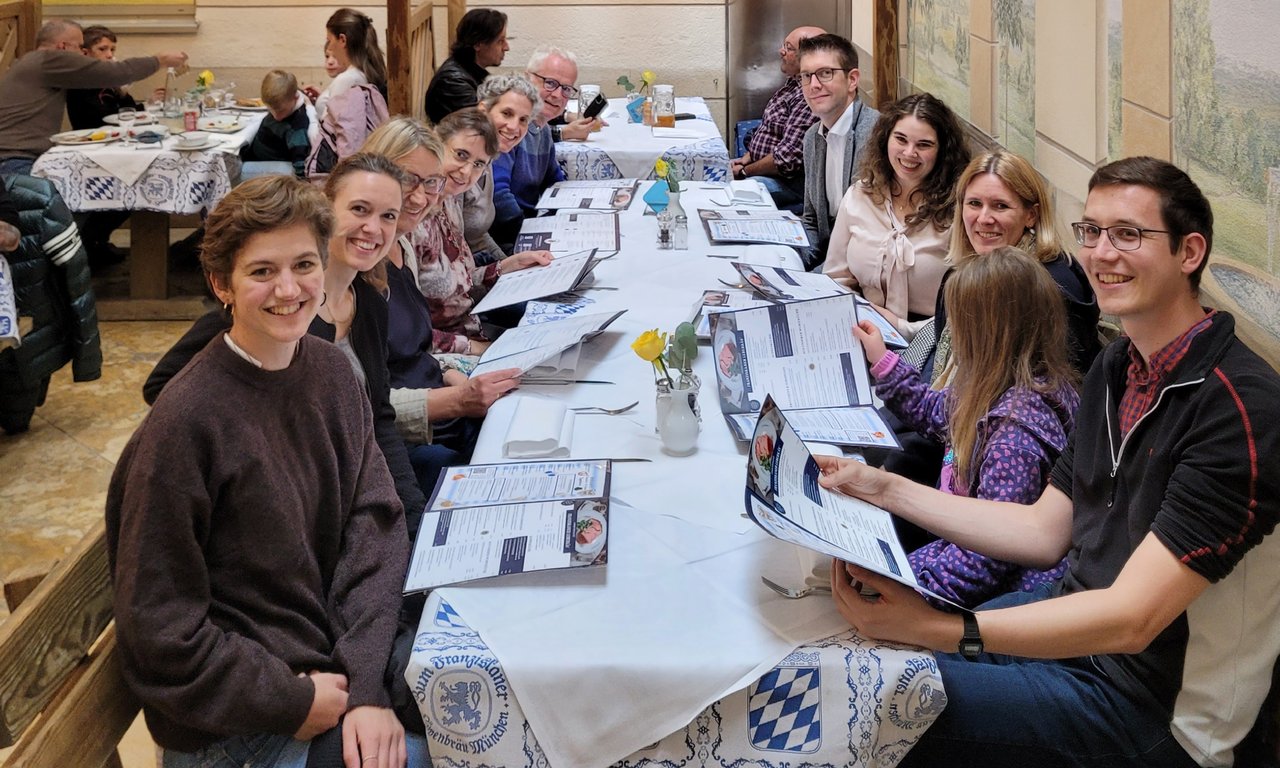 Zu sehen sind die Mitglieder des Instituts für Praktische Theologie beim Mittagessen.
