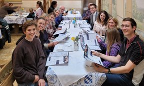 Zu sehen sind die Mitglieder des Instituts für Praktische Theologie beim Mittagessen.