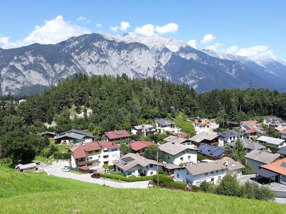 Das Dorf Birgitz im Vordergrund, im Hintergrund der bewaldete Hügel, wo die Grabungen durchgeführt werden