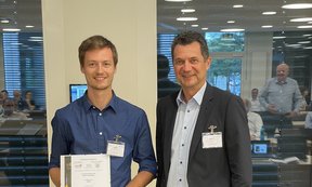Preisträger Thomas Höfer mit Dr. Stefan Kirsch, dem Vorsitzenden der Fachgruppe Lackchemie der GDCh.