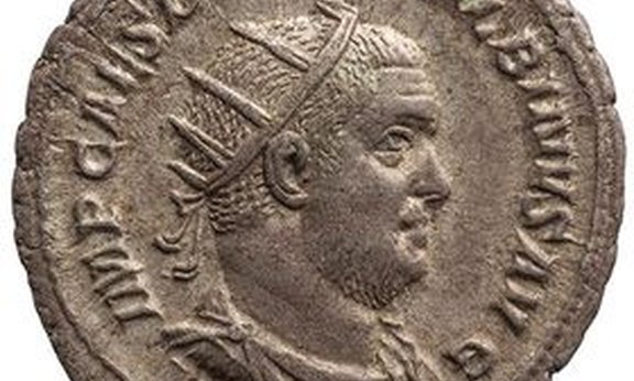 Silberdenar, Vorderseite, mit der Büste des Kaisers Balbinus mit Strahlenkrone und der Legende IMP(ator) CAES(ar) D(idius) CAEL(ius) BALBINVS AVG(ustus)