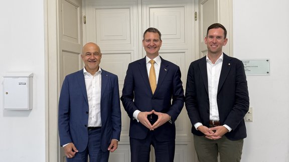 Vizerektor, Professor und Leiter der Internationalen Angelegenheiten