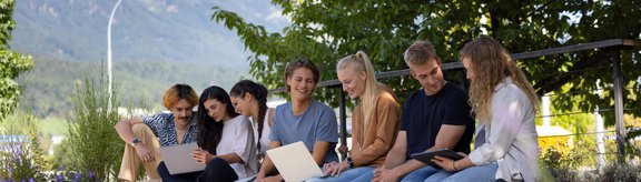 Studierende auf einer Bank