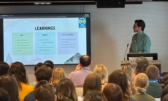 Vortrag auf einer Konferenz mit Vortragendem und Publikum