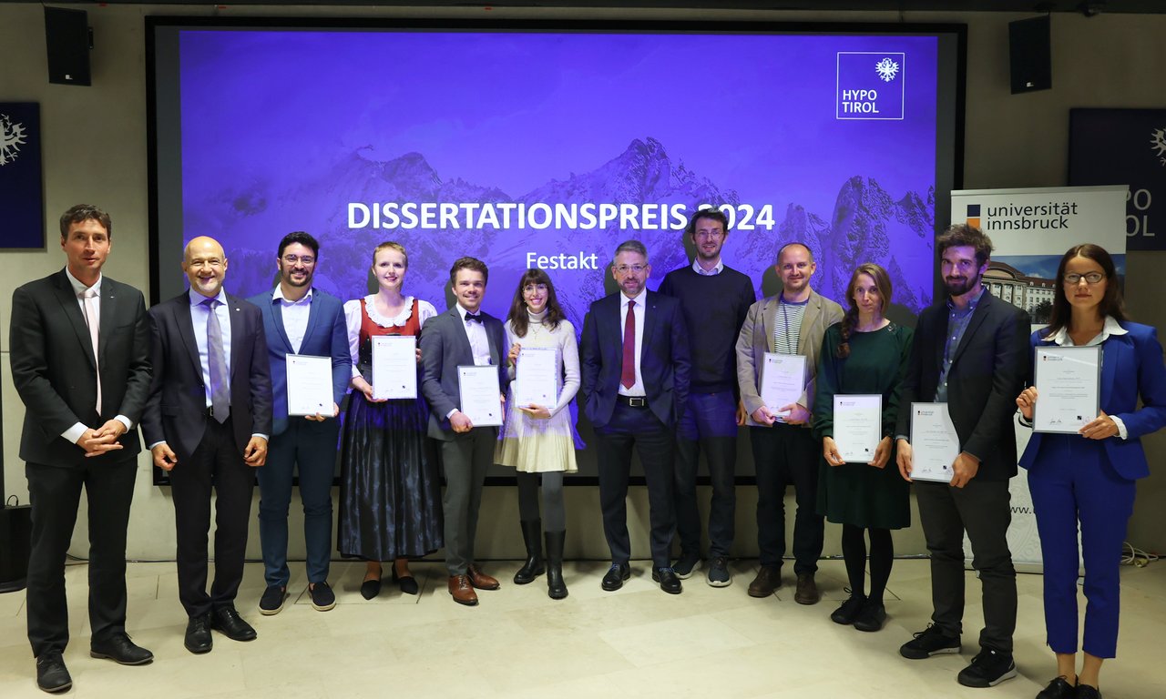 Gruppenfoto mit dreizehn Personen