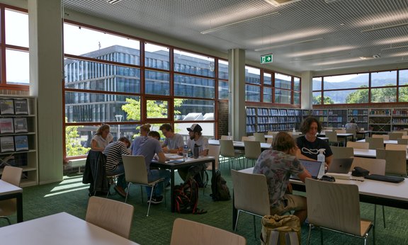 Ein Panorama-Ausblick auf Campus und Bergwelt bietet sich den Nutzer*innen der Bibliothek.