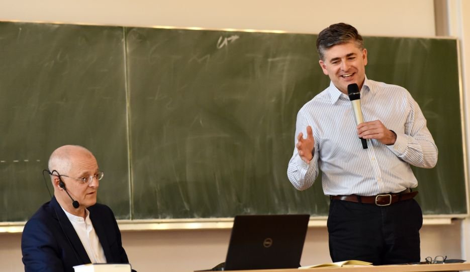 Johannes Hoff und Simon Oliver bei der Podiumsdiskussion am 2. Juni