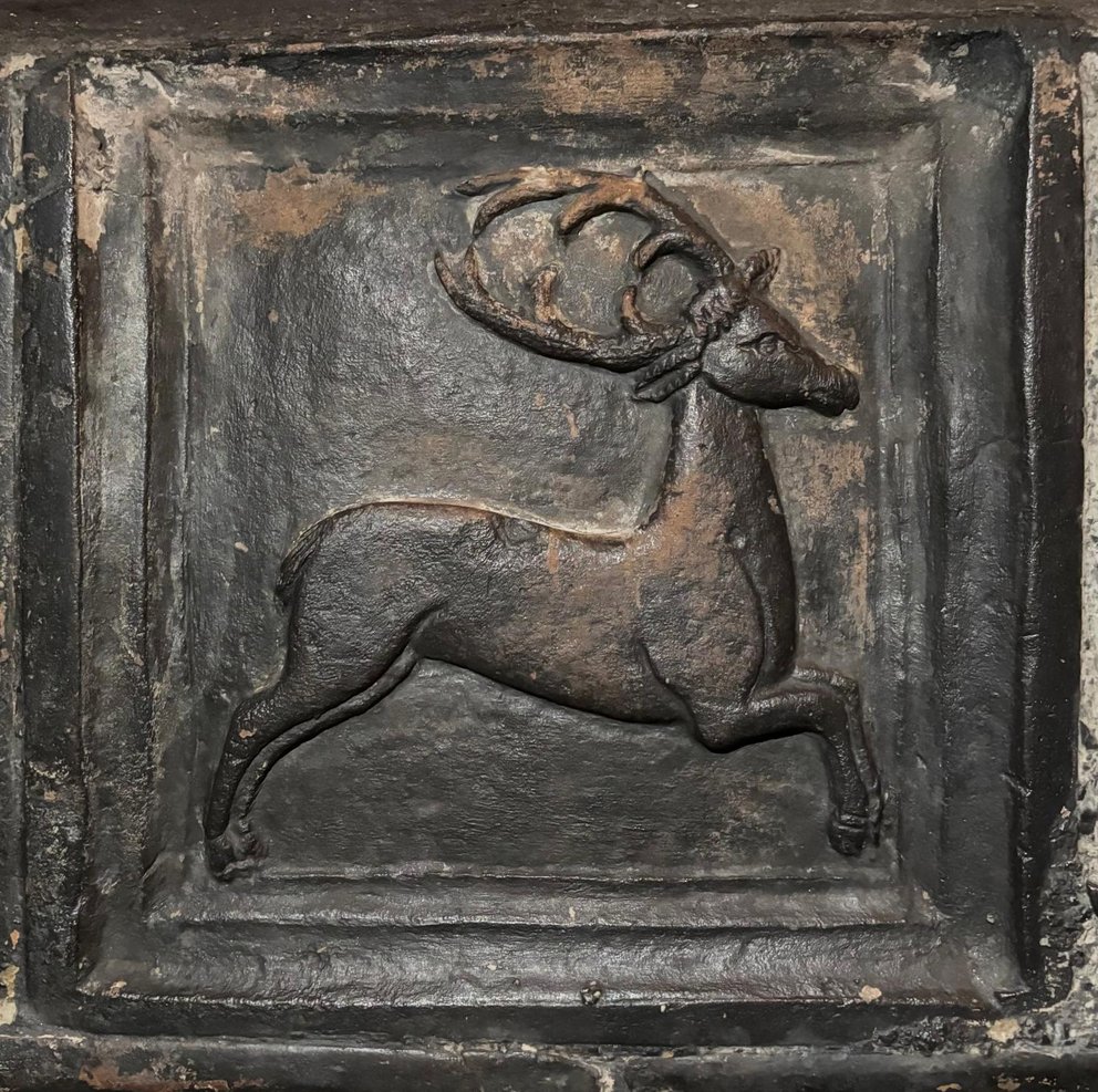 Detailaufnahme Hirsch Kachelofen Tiroler Volkskunstmuseum