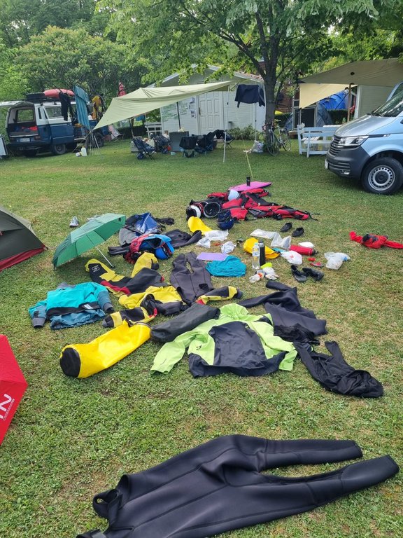Ausrüstung liegt zum Trocknen im Gras