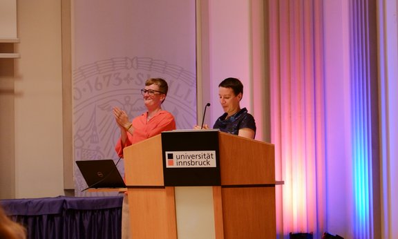 Levke Harders und Gundula Ludwig am Podium der Aula