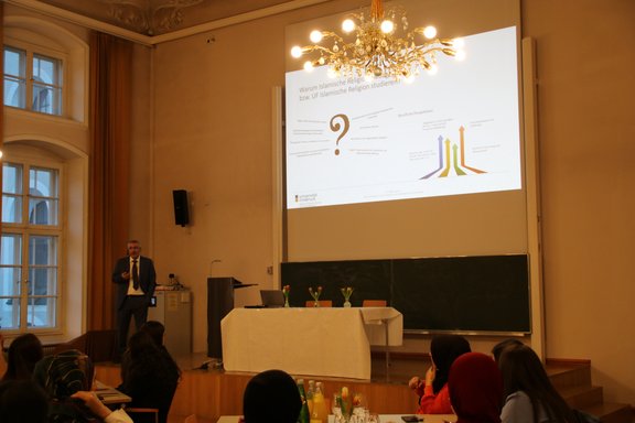 Abdullah Takim beim Iftar-Essen